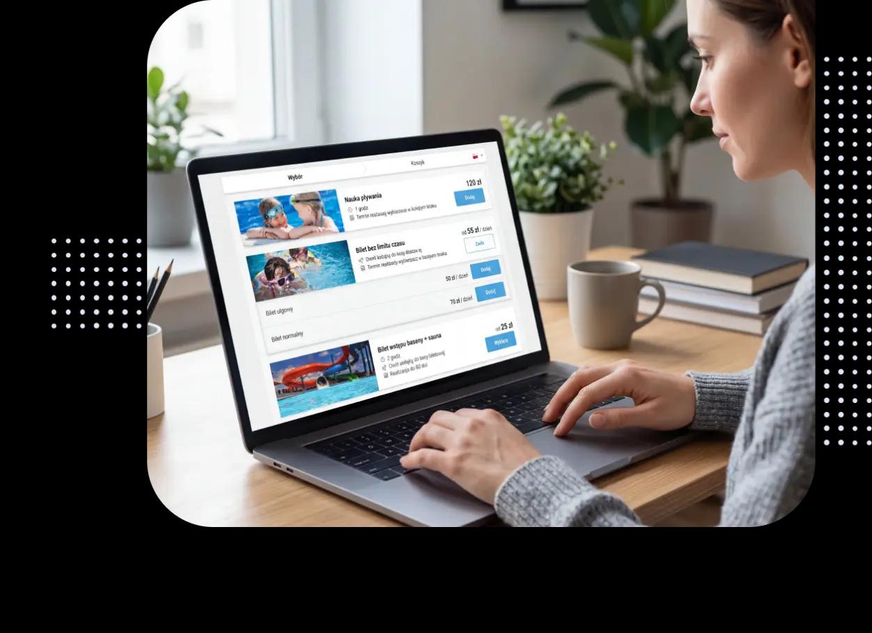 Kobieta kupuje bilety online na laptopie, integracja z Droplabs