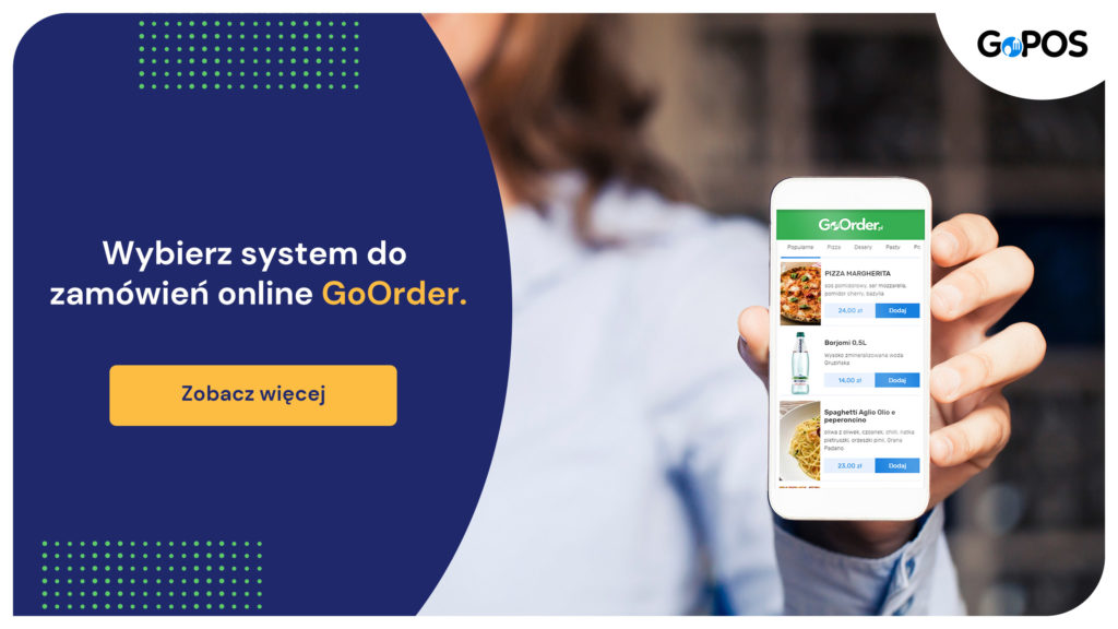 Kobieta trzymająca telefon z aplikacją GoOrder