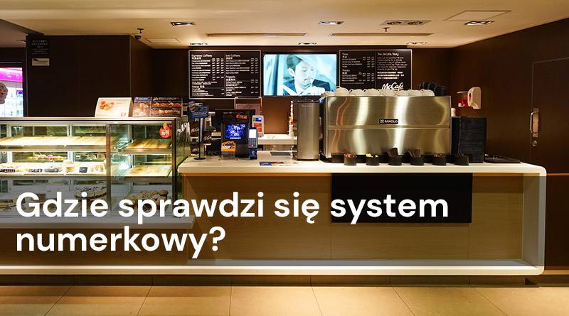 bar z ekranem z numerkami zamówień