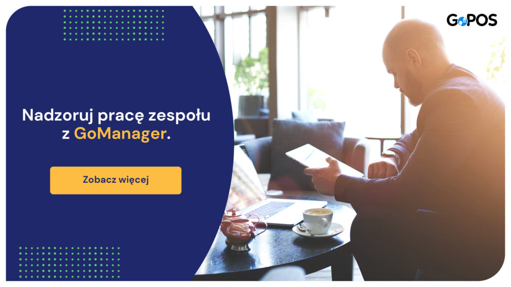 manager z tabletem przed laptopem