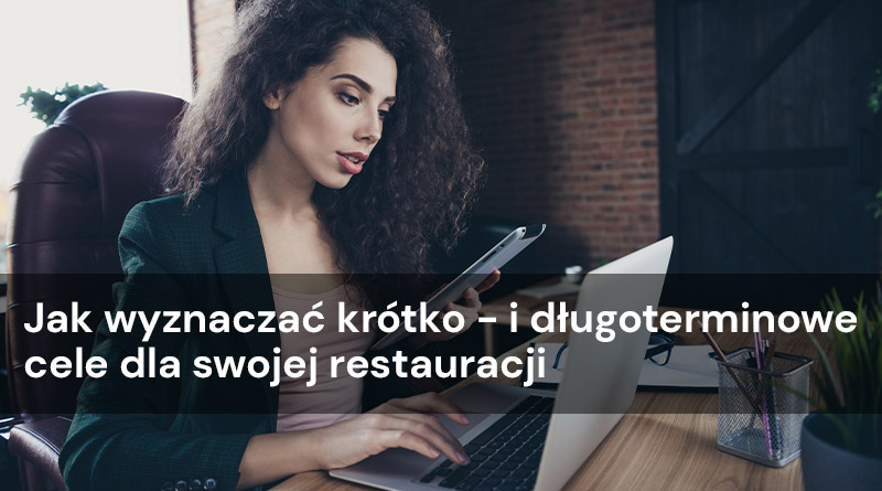 manager przy laptopie