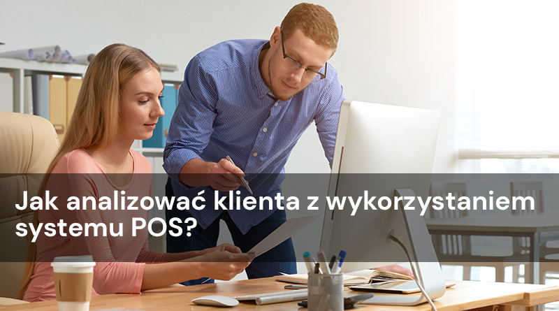 pracownicy przy komputerze