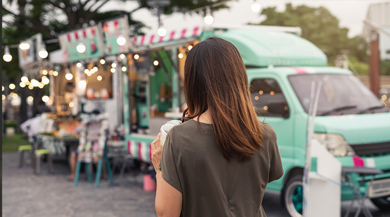 Kobieta podchodząca do food truck'a