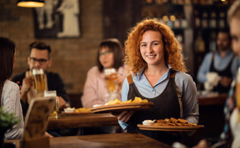Ile zarabia kelner? Sprawdź aktualne stawki i czynniki wpływające na wynagrodzenie
